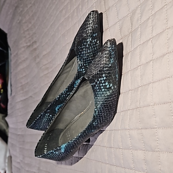 Stuart Weitzman Navy Blue Snakeskin Print Pointed Toe Kitten Heel Size 7.5 - Picture 3 of 16